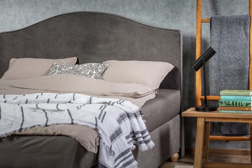 Ciepłe i swojskie wnętrze sypialni urządzonej w rustykalnym stylu